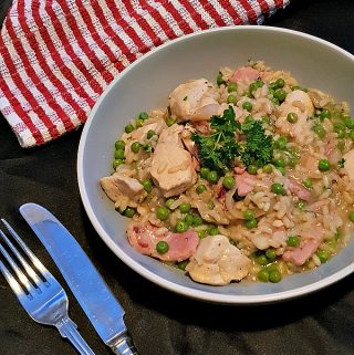 Chicken and bacon risotto is a filling budget meal, perfect for a midweek dinner. Cooked in one pot, you'll save on washing up too!