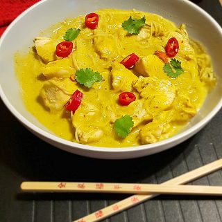 Try this easy Satay Chicken Curry in a deliciously thick and creamy peanut butter sauce - the whole family will fall in love with it!!