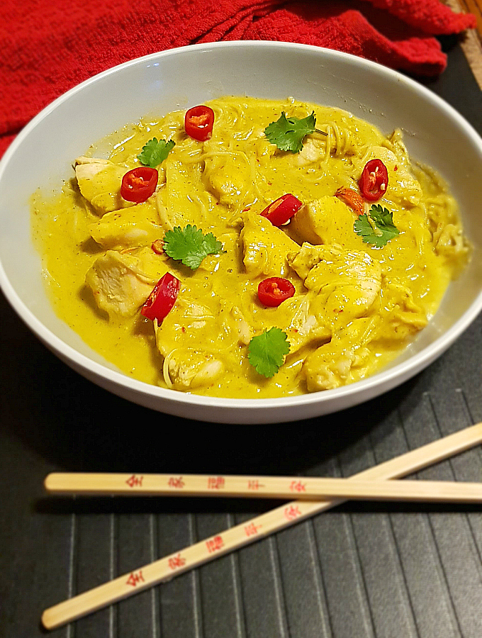 Try this easy Satay Chicken Curry in a deliciously thick and creamy peanut butter sauce - the whole family will fall in love with it!!