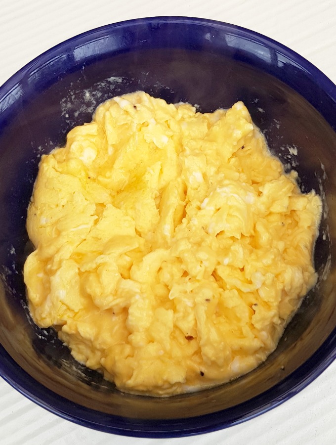 soft and fluffy scrambled eggs